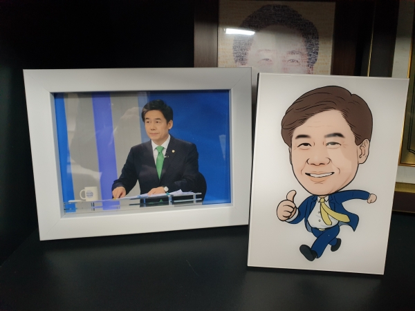 이용호 의원 사무실 장식장에 있는 이 의원의 캐리캐처가 인상적이다. (사진=원성훈 기자)