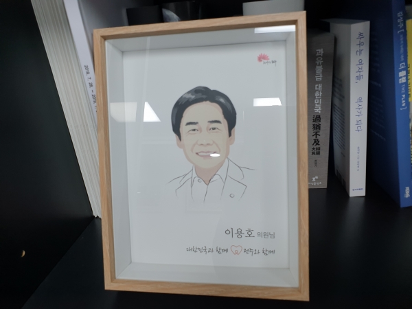 이용호 의원의 깔끔한 이미지를 잘 살린 그림이 그의 장식장 속에 놓여져 있었다. (사진=원성훈 기자)