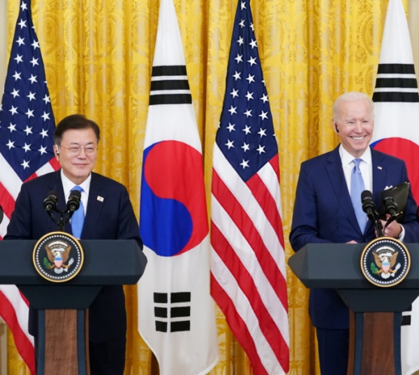 문재인 대통령과 조 바이든 미국 대통령이 지난 21일 미국 백악관에서 공동기자회견을 열면서 환하게 웃고있다. (사진=청와대 홈페이지 캡처)