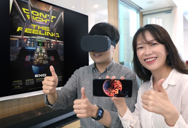 LG유플러스 관계자들이 내달 공개되는 아이돌그룹 '엑소(EXO)'의 VR 온라인 전시관을 알리고 있다. (사진제공=LG유플러스)