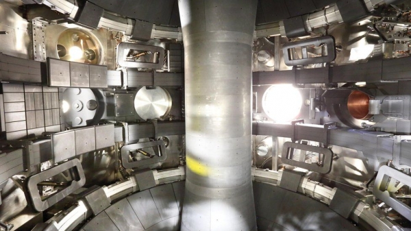 토카막 내부. 이곳에서는 강력한 자기장으로 플라즈마를 섭씨 1억도까지 올려 핵융합을 일으킨다. (사진제공=BBC)