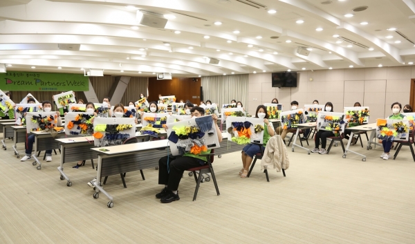 서창희 코오롱사회봉사단 총단장(오른쪽 두번째)을 비롯한 코오롱 임직원들이 지난달 28일 경기 과천 본사 강당에서 재고 의류를 활용해 유기견을 위한 노즈워크매트를 만들고 기념촬영을 하고 있다. (사진제공=코오롱)