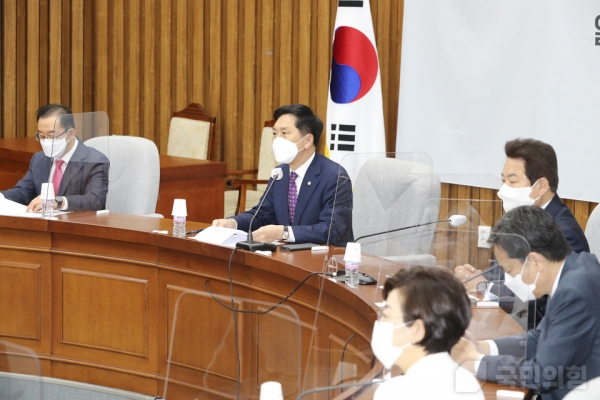 지난 1일 국회에서 열린 '국민의힘 원내대책회의'에서 김기현(왼쪽 두 번째) 당대표 권한대행이 발언하고 있다. (사진=국민의힘 홈페이지 캡처)