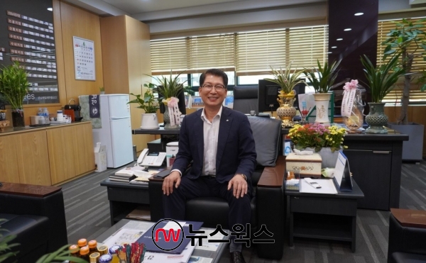 지난 1일 뉴스웍스와 인터뷰한 김중옥 성남제일새마을금고 이사장. (사진=전다윗 기자)