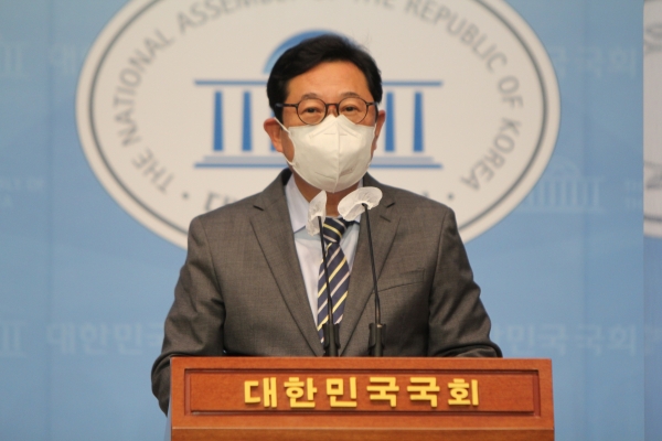 김한정 민주당 의원이 8일 국회소통관에서 기자회견을 열고 있다. (사진제공=인터넷 언론인 연대)