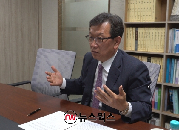 석동현 변호사가 뉴스웍스와의 인터뷰에서 윤석열 전 검찰총장에 대해 이야기를 하고 있다. (사진=이한익 기자)