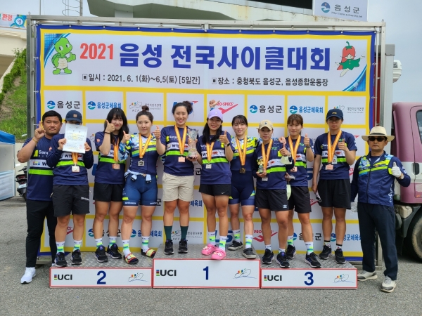 상주시청 여자 사이클팀이 2021 음성 전국사이클대회에서 종합우승을 달성한 뒤 메달을 걸고 자축하고 있다. (사진제공=상주시)