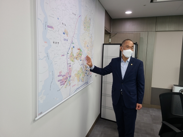 김주영 민주당 의원은 7일 국회의원회관의 그의 사무실에서 열린 뉴스웍스와의 인터뷰에서 벽에 걸어놓은 김포지역 지도를 짚어가면서 김포지역 교통에 대해 설명했다. (사진=심현진 기자)