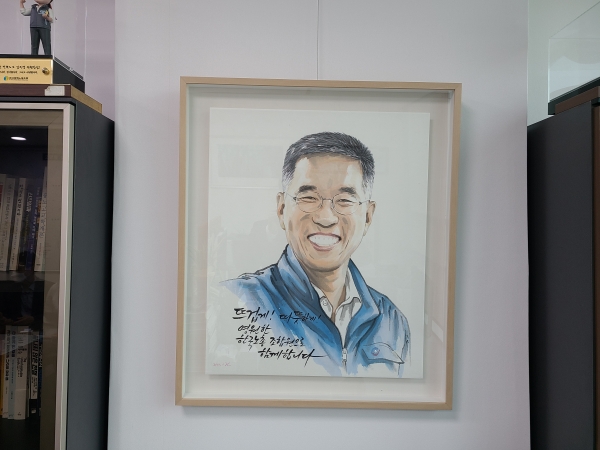 과거에 한국노총위원장을 지낸 바 있는 김 의원은 그의 사무실에 자신의 캐리커처 사진을 비치해 놨다. (사진=심현진 기자)
