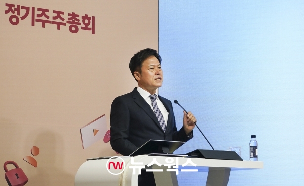 박정호 CEO가 SK텔레콤 을지로 본사 사옥 4층 수펙스홀에서 주주들에게 경영 성과 및 비전을 발표하고 있다. (사진제공=SKT)