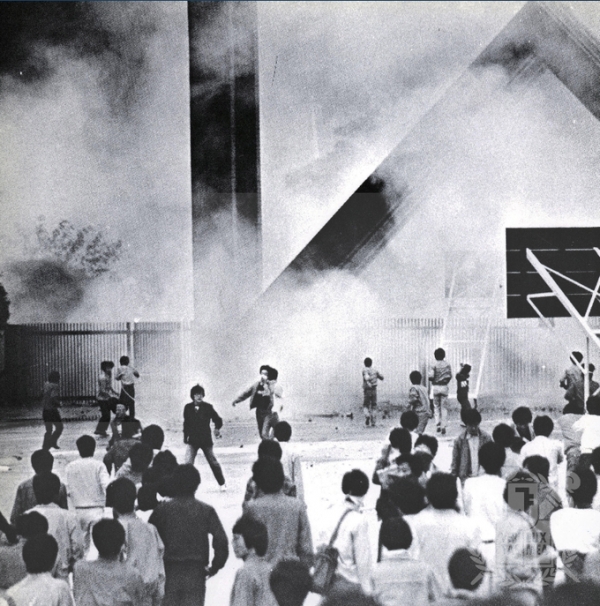 1988년도 서울대 교문앞 시위. (사진출처: 서울대학교 디지털 사진 자료관)