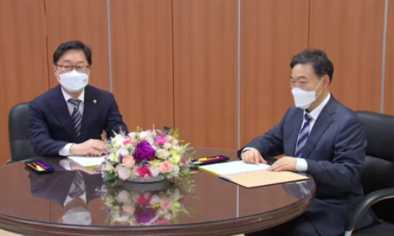 박범계(왼쪽) 법무부장관 vs 김오수 검찰총장. (사진=TV조선 뉴스 캡처)