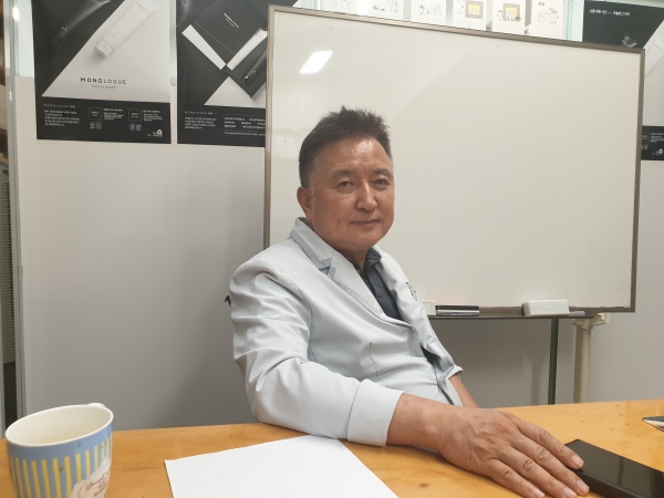 치과의사 가운을 입고 환자를 진료하고 있는 김영환 전 의원을 지난 22일 안산의 그의 치과병원에서 만났다. (사진=원성훈 기자)