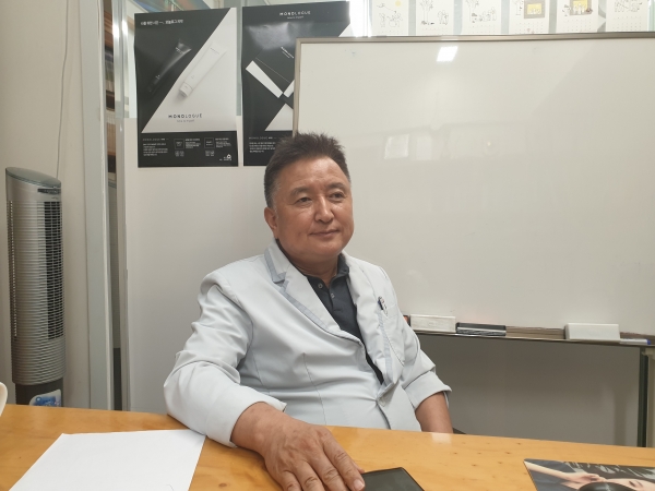 지난 22일 김영환 전 의원이 운영하고 있는 경기도 안산의 치과병원에서 김 전 의원이 벽면에 걸려있는 컴퓨터를 마우스를 통해 작동하면서 문준용 관련 기사를 기자에게 보여주면서 설명하고 있다. (사진=원성훈 기자)