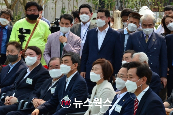 지난 9일 서울 남산 예장공원에서 열린 우당 이회영 기념관 개관식 행사에 참석한 윤석열(앞줄 왼쪽 두 번째) 전 검찰총장이 전면을 응시하고 있다. (사진=원성훈 기자)