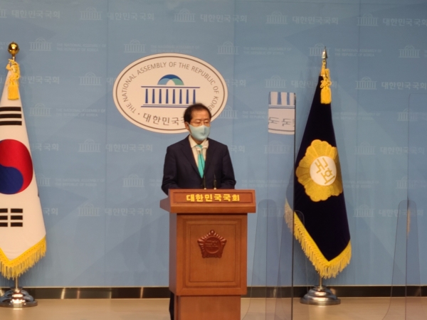 홍준표 국민의힘 의원이 24일 국회소통관 기자회견을 열고 있다. (사진제공=국회입법기자협회)