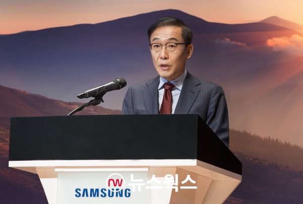 김기남 삼성전자 대표이사 부회장이 온라인으로 개최된 '2021년 시무식'에서 신년사를 하고 있다. (사진제공=삼성전자)