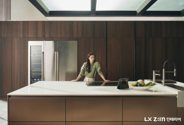 LX하우시스 신규 모델인 배우 전여빈이 ‘LX Z:IN 인테리어’ 키친 제품을 소개하고 있다. (사진제공=LX하우시스)