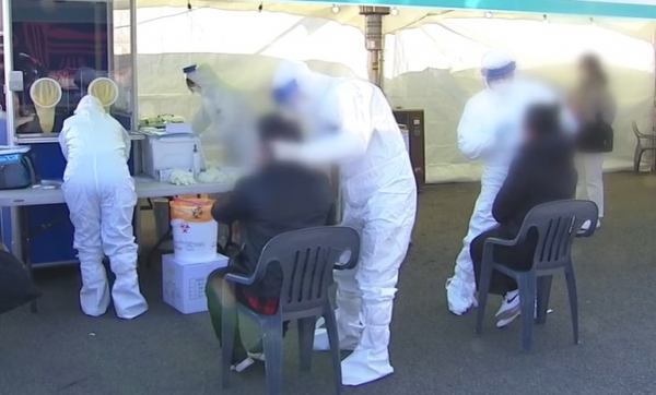 서울시 중구에 설치된 임시 선별검사소에서 시민들이 코로나19 진단 검사를 받고 있다. (사진=KBS뉴스 캡처)