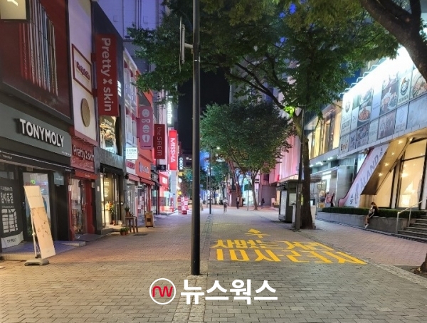 코로나19 사태로 각종 상점들이 휴업에 들어가면서 명동거리가 텅 비어 있다. (사진=뉴스웍스DB)