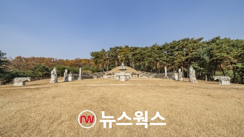 정조의 아버지인 장조가 묻혀 있는 융릉 정면(사진제공=수원시)