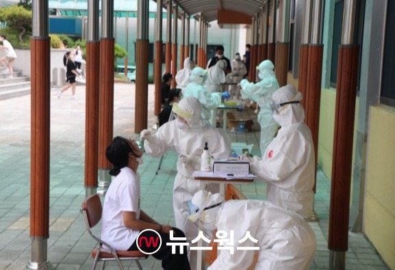 의료진이 코로나19 진단검사를 실시하고 있다. (사진=뉴스웍스 DB)