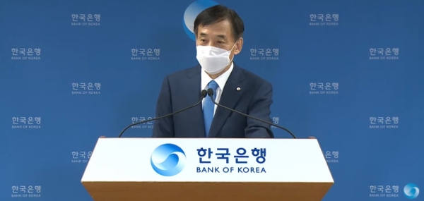 이주열 한국은행 총재가 15일 온라인에서 통화정책방향 관련 기자간담회를 진행하고 있다. (사진제공=한국은행 유튜브 캡처)