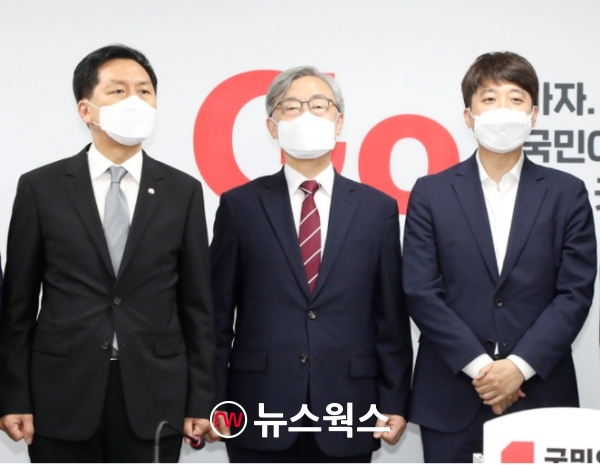 지난 15일 오전 이준석(오른쪽) 국민의힘 대표가 서울 여의도 국민의힘 당사에서 '최재형(가운데) 전 감사원장 입당식'을 갖고 환영식을 열고 있다. 9사진=국민의힘 홈페이지 캡처)