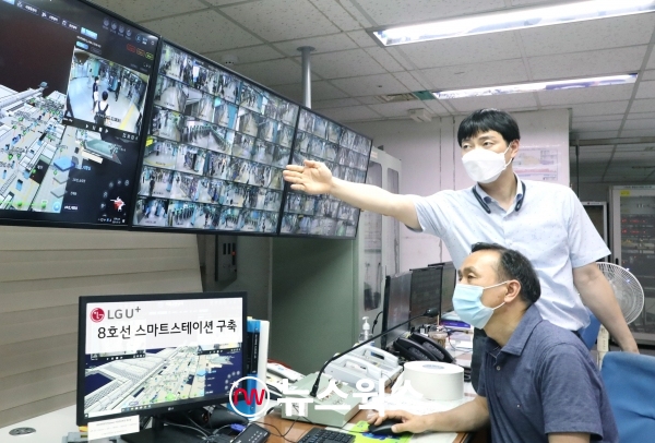 잠실역에 지능형CCTV를 설치하고 LG유플러스 직원들 관제실에서 CCTV 영상을 지켜보고 있다. (사진제공=LG유플러스)