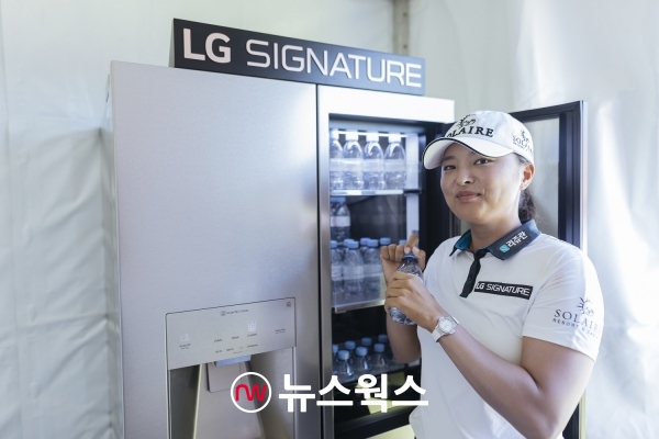 고진영 선수가 1번홀 내 LG 시그니처 체험존에서 냉장고 안의 에비앙 생수를 꺼내 마시며 직접 제품을 체험해보고 있다. (사진제공=LG전자)
