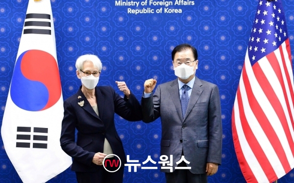 정의용(오른쪽) 외교부 장관은 지난 22일에 한국을 방문 중인 '웬디 셔먼 (Wendy R. Sherman)' 미국 국무부 부장관을 접견하고 한미 정상회담 후속조치, 한반도·지역·글로벌 현안 등에 대해 의견을 교환했다. (사진=외교부 홈페이지 캡처)