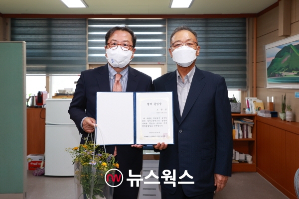 조광한(왼쪽) 남양주시장이 27일 심석학원 김익중(오른쪽) 이사장으로부터 명예 졸업장을 받고 있다. (사진제공=남양주시)