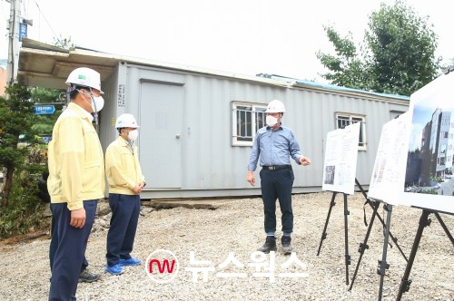 김상돈(왼쪽) 의왕시장이 오전커뮤니티센터 신축공사 현장을 점검하고 있다(사진제공=의왕시)