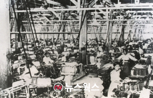 1950년대 경성방직 공장에서 일하는 노동자들. (사진제공=영등포문화원)