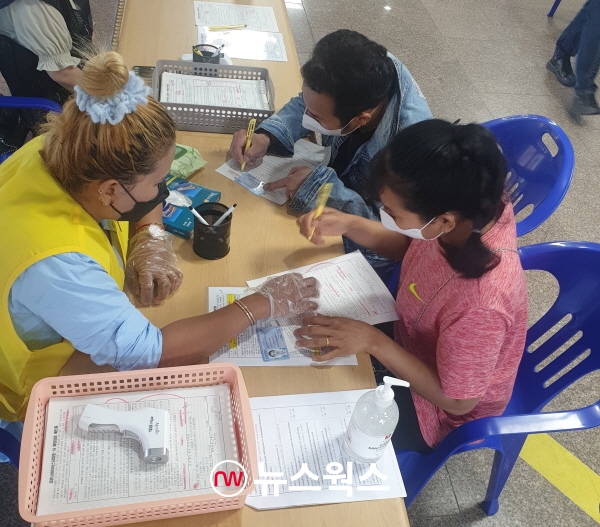 여주시 글로벌봉사단이 백신 접종센터에서 통역 봉사를 하고 있다. (사진제공=여주시)