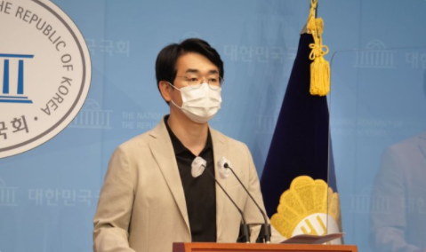박용진 민주당 의원이 19일 국회소통관 기자회견을 통해 자신의 부동산공약을 발표했다. (사진=박용진 의원 페이스북 캡처)