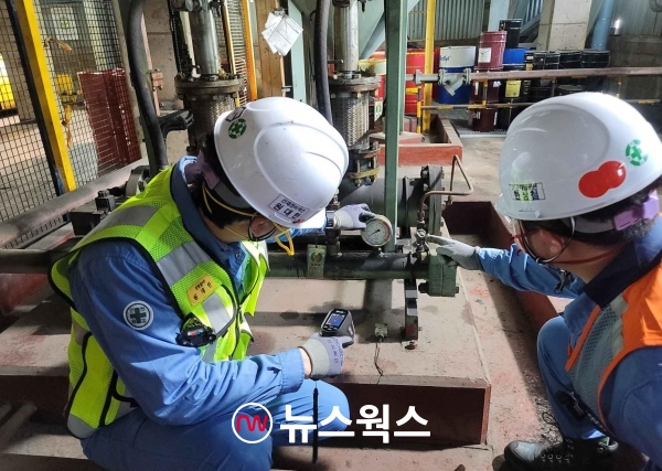 포항제철소 선재정비섹션 직원들이 윤활유 공급 배관의 온도와 압력을 점검하고 있다. (사진제공=포스코)