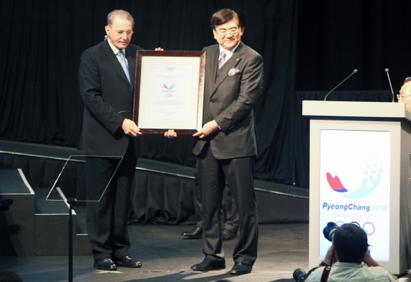 고 조양호(오른쪽) 한진그룹 회장이 지난 2011년 7월 남아공 더반에서 자크 로게 IOC 위원장으로부터 평창 유치확정서를 받고 있다. (사진제공=한진그룹)