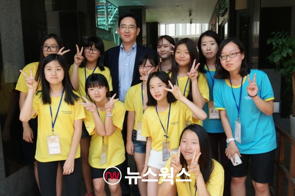 2015년 8월 광주 전남대학교에서 열린 드림클래스 여름 캠프를 방문한 이재용 삼성전자 부회장이 캠프에 참여한 중학생들과 기념 촬영을 하고 있다. (사진제공=삼성전자)