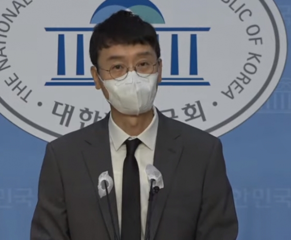 김웅 국민의힘 의원이 8일 국회소통관에서 기자회견을 하고 있다. (사진=MBC뉴스 캡처)