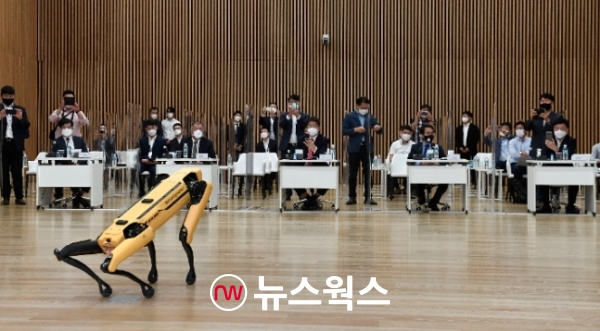 공영운(왼쪽부터) 현대자동차그룹 공영운 사장,  정의선 현대차그룹회장, 국민의힘 권성동 의원, 더불어민주당 이원욱 의원, 정만기 한국자동차산업협회 회장 등이 참여한 가운데 현대차그룹이 13일 현대모터스튜디오 고양에서 열린 국회 모빌리티 포럼 3차 세미나에서 참석자들에게 보스턴 다이내믹스의 4족 보행 로봇 '스팟'을 시연하고 있다. (사진제공=현대차그룹)