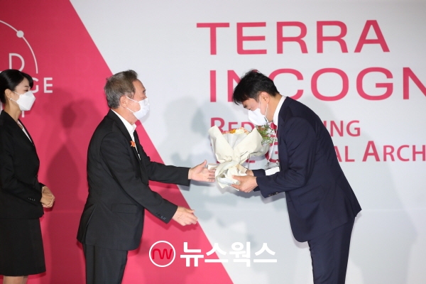 김상호(오른쪽) 하남시장이 15일 ‘대한민국 지식혁신 스마트시티 대상’ 우수상을 수상하고 있다. (사진제공=하남시)