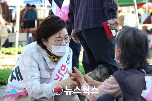 김정재 의원이 지역 5일장을 찾아 상인 손을 맞잡고 안부를 묻고 있다. (사진제공=김정재 의원실)