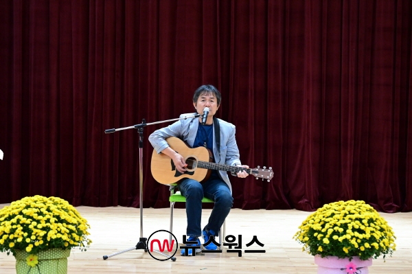 가수 김현성 씨가 ‘2021 자랑스러운 여주인상’ 시상식에서 축하 노래를 부르고 있다. (사진제공=여주시)