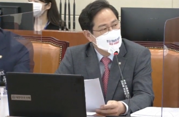 박수영 국민의힘 의원이 6일 열린 국회 금융위원회 국정감사장에서 질의하고 있다. (사진='박수영의 우아한TV' 캡처)