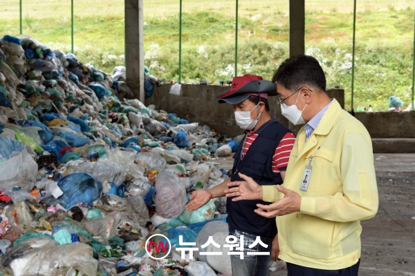 전진선 양평군의회 의장이 지난 9월 27일 무왕위생쓰레기매립장을 방문해 적체된 쓰레기를 살펴보고 있다. (사진제공=양평군의회)