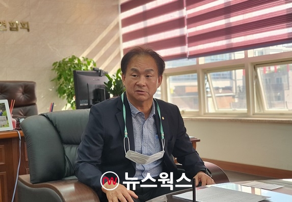 주훈지 경기도교원단체총연합회 회장이 14일 경기 수원시 팔달구 경기교총 회장실에서 인터뷰를 하고 있다.(사진=한재갑 기자)