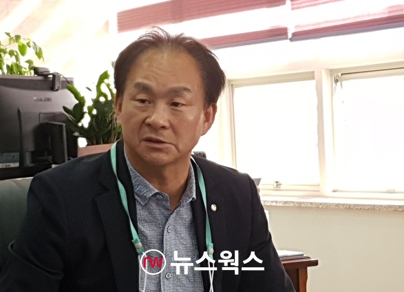 주훈지 경기도교원단체총연합회 회장이 14일 경기 수원시 팔달구 경기교총 회장실에서 이뤄진 뉴스웍스와의 인터뷰에서 제주도연수원 건립 문제에 대해 상황을 파악해 대처하겠다는 입장을 밝히고 있다.(사진=한재갑 기자)