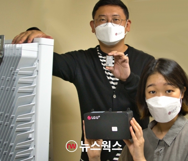 LG유플러스 직원들이 서울 마곡사옥 연구실에서 28㎓ 통신모듈과 외장형안테나를 들고 있다. (사진제공=LG유플러스)