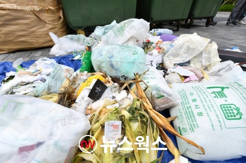 지난 6월 진행한 공동주택 소각용 쓰레기 종량제봉투 샘플링(사진제공=수원시)